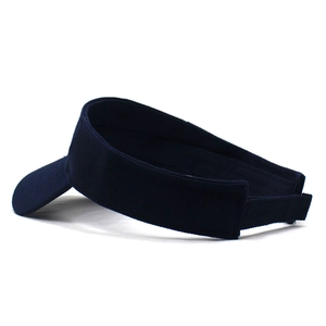 Vista lateral de la visera azul marino con correa ajustable y diseño de ala curva