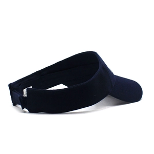 Detalle de la visera azul marino con correa ajustable de velcro y forro interior de algodón