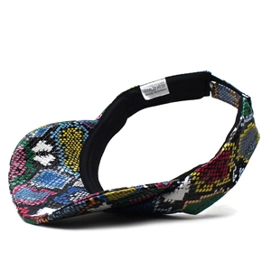 Detail der Sonnenblende mit buntem Schlangenmuster und 100% Polyester-Waschetikett