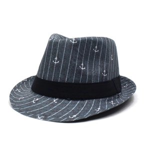 Chapeau fedora bleu classique avec motifs d'ancres blanches et ruban décoratif noir