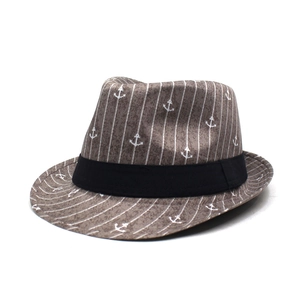 Chapeau Fedora taupe à rayures avec motifs d'ancre et ruban noir pour l'extérieur