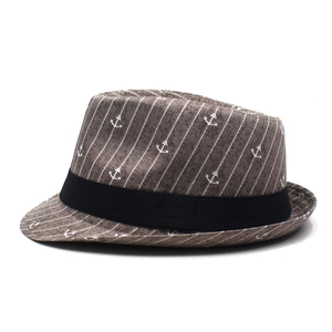 Vue détaillée du chapeau fedora marron avec motifs d'ancres blanches et ruban noir