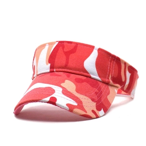 Détail du motif camouflage et des coutures renforcées sur la visière de sport rouge