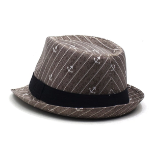 Détail de chapeau fedora marron avec motif ancre et ruban décoratif noir élégant