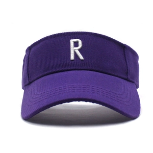 Détail visière violette en coton avec broderie 3D lettre R et coutures renforcées de qualité