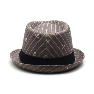 Détail d'un chapeau fedora gris à motif d'ancre blanche et ruban noir décoratif