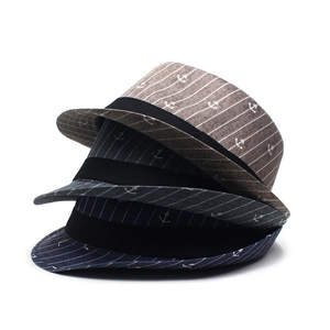 Chapeaux fedora à motif ancre en marron, gris et marine avec rayures verticales blanches