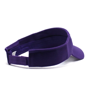 Détail de la visière violette montrant la texture du tissu et la sangle de réglage