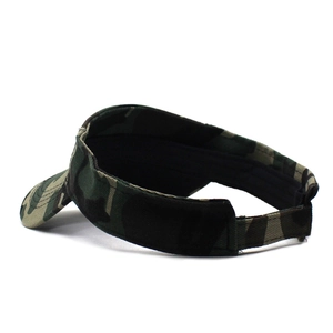 Vue détaillée de la sangle réglable et du motif camouflage sur la visière pare-soleil