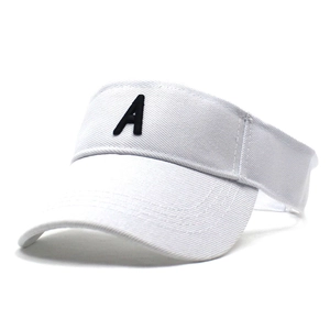 Visière blanche en sergé de coton avec lettre A brodée noire style sport chic