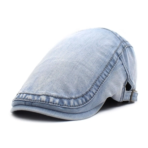 Détail de la boucle métallique et des coutures sur le béret en jean bleu délavé