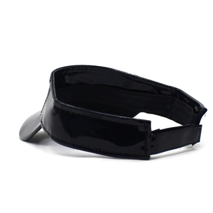 Détail de la visière en cuir verni noir avec finition réfléchissante et fermeture velcro