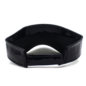 Détail de la visière en PU brillant avec sangle velcro réglable et coutures précises