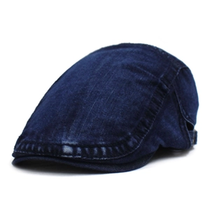 Détail de béret en jean bleu délavé avec boucle réglable en métal et coutures précises