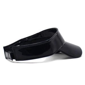 Détail d'une visière en PU noir brillant avec large bord et sangle velcro ajustable