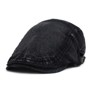 Détail de la casquette plate en denim délavé avec boucle en métal et texture vintage