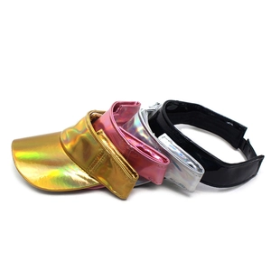 Détail de chapeaux pare-soleil en PU brillant en finitions dorée, rose, argent et noire