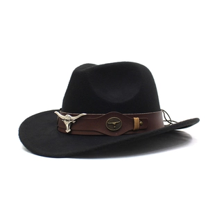 Chapeau de cowboy western noir avec bande en cuir et emblème de tête de taureau argenté