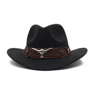 Chapeau de cowboy western noir avec bande en cuir marron et ornement de tête de taureau argent