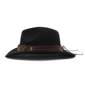 Détail du chapeau de cowboy en feutre avec bandeau en cuir et logo tête de taureau