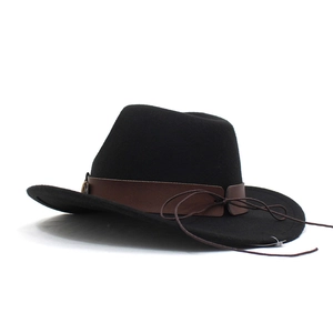 Détail d'un chapeau en feutre noir avec bandeau en cuir brun et cordon style western