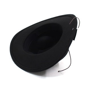 Vue intérieure du chapeau de cowboy en feutre noir avec bandeau et cordon décoratif