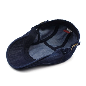 Béret en denim délavé bleu foncé avec détails intérieurs et boucle de réglage en métal