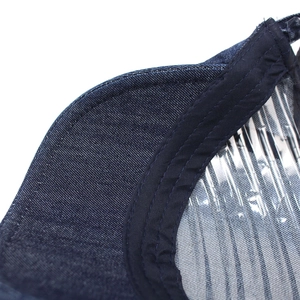 Détail du béret en denim lavé avec doublure en coton rayé et coutures de précision