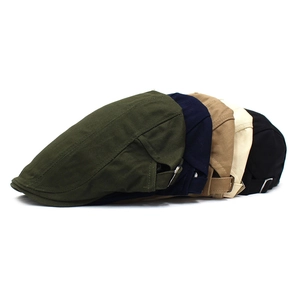 Vue détaillée de casquettes plates en coton en cinq couleurs avec boucles de réglage