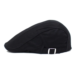 Détail de la casquette plate en coton avec boucle latérale réglable en métal argenté