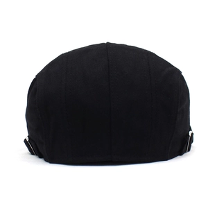 Vue arrière du béret noir en coton avec boucles de réglage latérales en métal pour homme