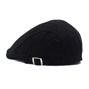 Vue détaillée de la casquette plate en coton noir avec boucle réglable en métal argenté