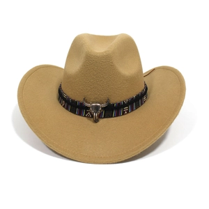 Detalle de sombrero vaquero de fieltro camel con banda trenzada y adorno de cabeza de toro