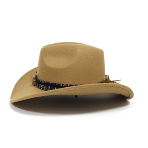 Detalle de sombrero vaquero caqui con banda étnica y borla de cuero marrón oscuro