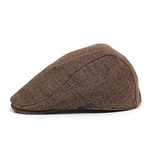 Détail de la casquette plate en lin marron montrant le tissage grossier et le profil