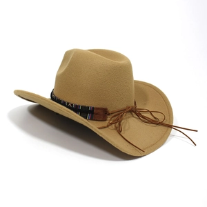 Detalle de sombrero de fieltro camello con banda étnica tejida y cordón de cuero marrón