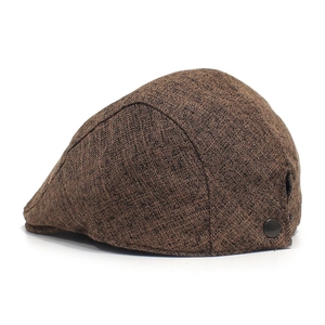 Détail du béret marron foncé effet lin avec boucle métallique et coutures contrastées