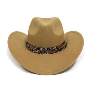 Detalle de la banda de cuero de serpiente y hebilla dorada en sombrero vaquero color camello