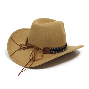 Detalle de cerca del sombrero western de fieltro caqui con cinta étnica y cordón de cuero