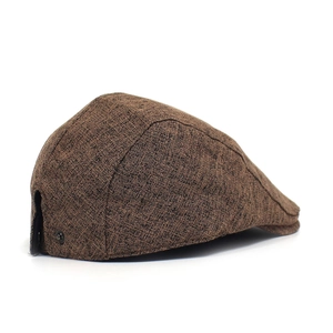Vue détaillée du tissu en lin marron d'un béret avec boucle de réglage latérale en métal