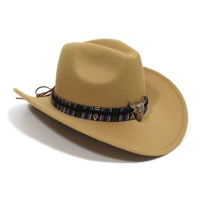 Detalle de sombrero vaquero camel con banda étnica trenzada y adorno de cabeza de toro