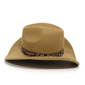Sombrero vaquero occidental clásico de fieltro camel con banda de piel de serpiente y tachuela