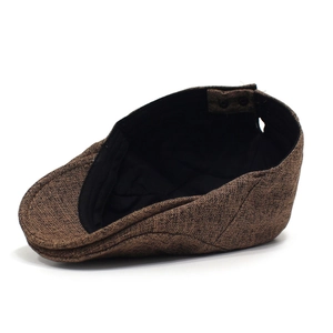 Gros plan détaillé montrant la texture en tweed marron et la sangle réglable de la casquette