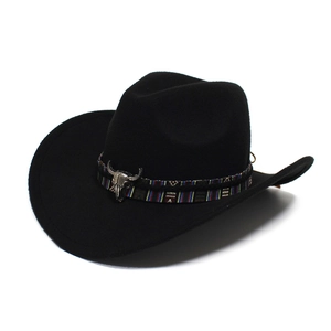Sombrero de vaquero de fieltro negro con ala ancha y banda étnica con adorno de cabeza de toro