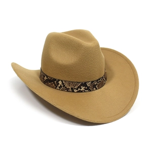 Detalle del sombrero vaquero camel con banda de piel de serpiente sintética y ala curva