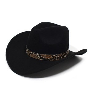 Sombrero vaquero de fieltro negro con banda de piel de serpiente y detalles dorados