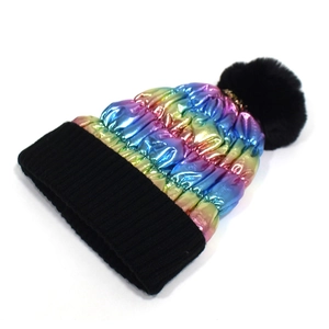 Dames wintermuts met kleurrijke metallic afwerking en zwarte kunstbont pompon