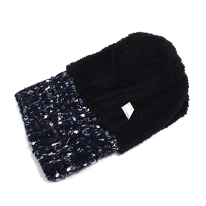 Détail du bonnet en tricot avec doublure en polaire épaisse et texture chaude