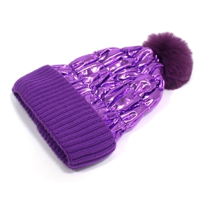 Detail van de paarse wintermuts met metallic finish en pluizige faux fur pompon