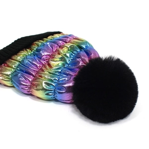 Irillerende regenboog metallic wintermuts met zwarte faux fur pompon en gebreide rand